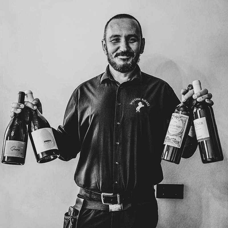 KERANOVIC Dejan – Serviceleiter- Dipl. Sommelier KERANOVIC Dejan - Serviceleiter- Dipl. Sommelier